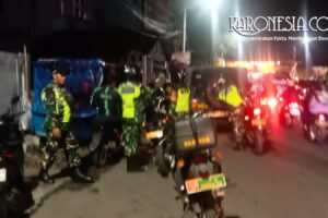 Personel Koramil 02/Pondok Gede melaksanakan patroli malam di wilayah Pondok Gede Bekasi.