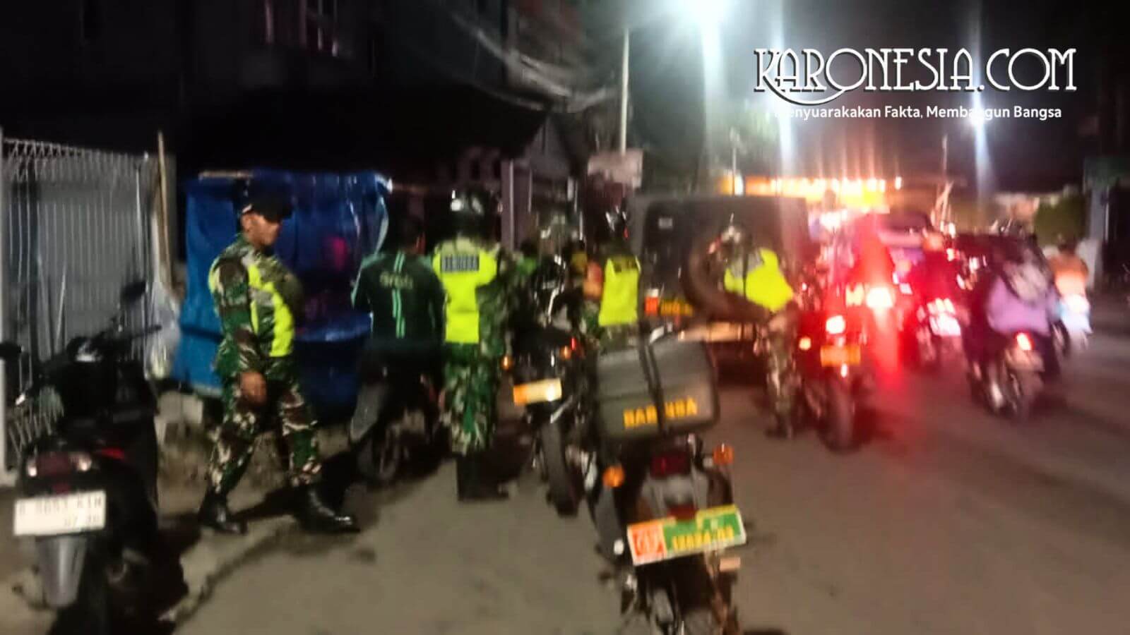 Personel Koramil 02/Pondok Gede melaksanakan patroli malam di wilayah Pondok Gede Bekasi.