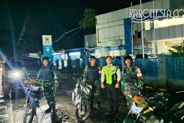 Personel Koramil 10/Sepatan melakukan patroli malam dengan rantis Maung di wilayah Kabupaten Tangerang