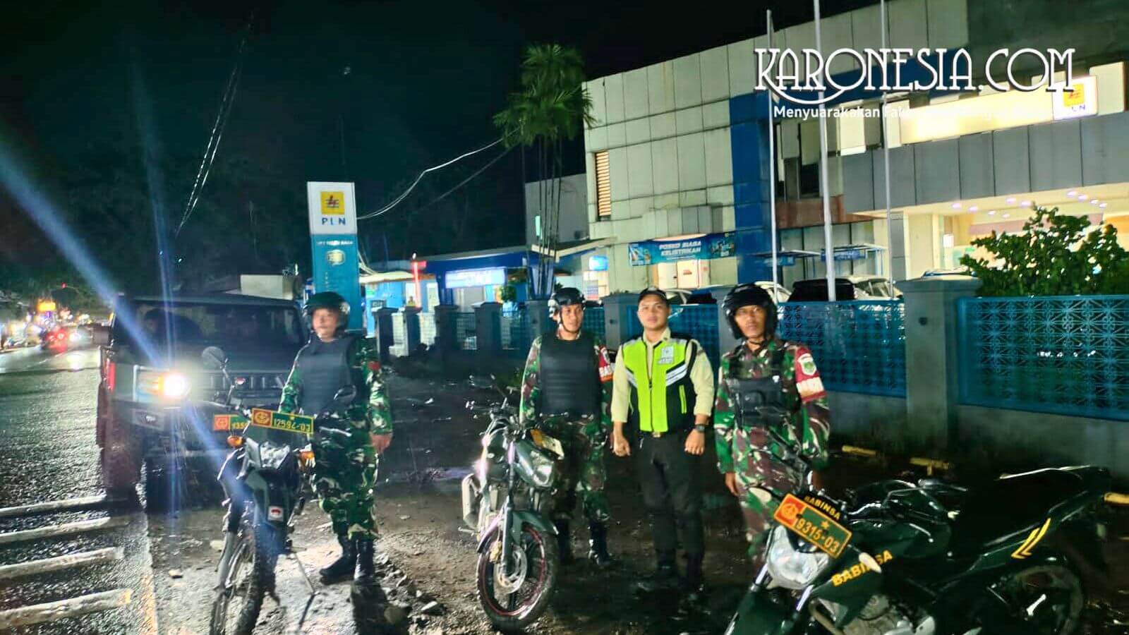 Personel Koramil 10/Sepatan melakukan patroli malam dengan rantis Maung di wilayah Kabupaten Tangerang
