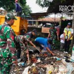 Satgas Kodim 0510 membersihkan sampah di sisi kali Desa Tanjakan