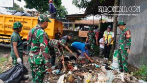 Satgas Kodim 0510 membersihkan sampah di sisi kali Desa Tanjakan