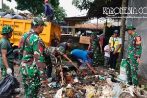 Satgas Kodim 0510 membersihkan sampah di sisi kali Desa Tanjakan