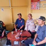 Babinsa Panongan berkomunikasi dengan warga Desa Ranca Iyuh
