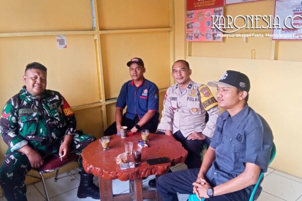 Babinsa Panongan berkomunikasi dengan warga Desa Ranca Iyuh