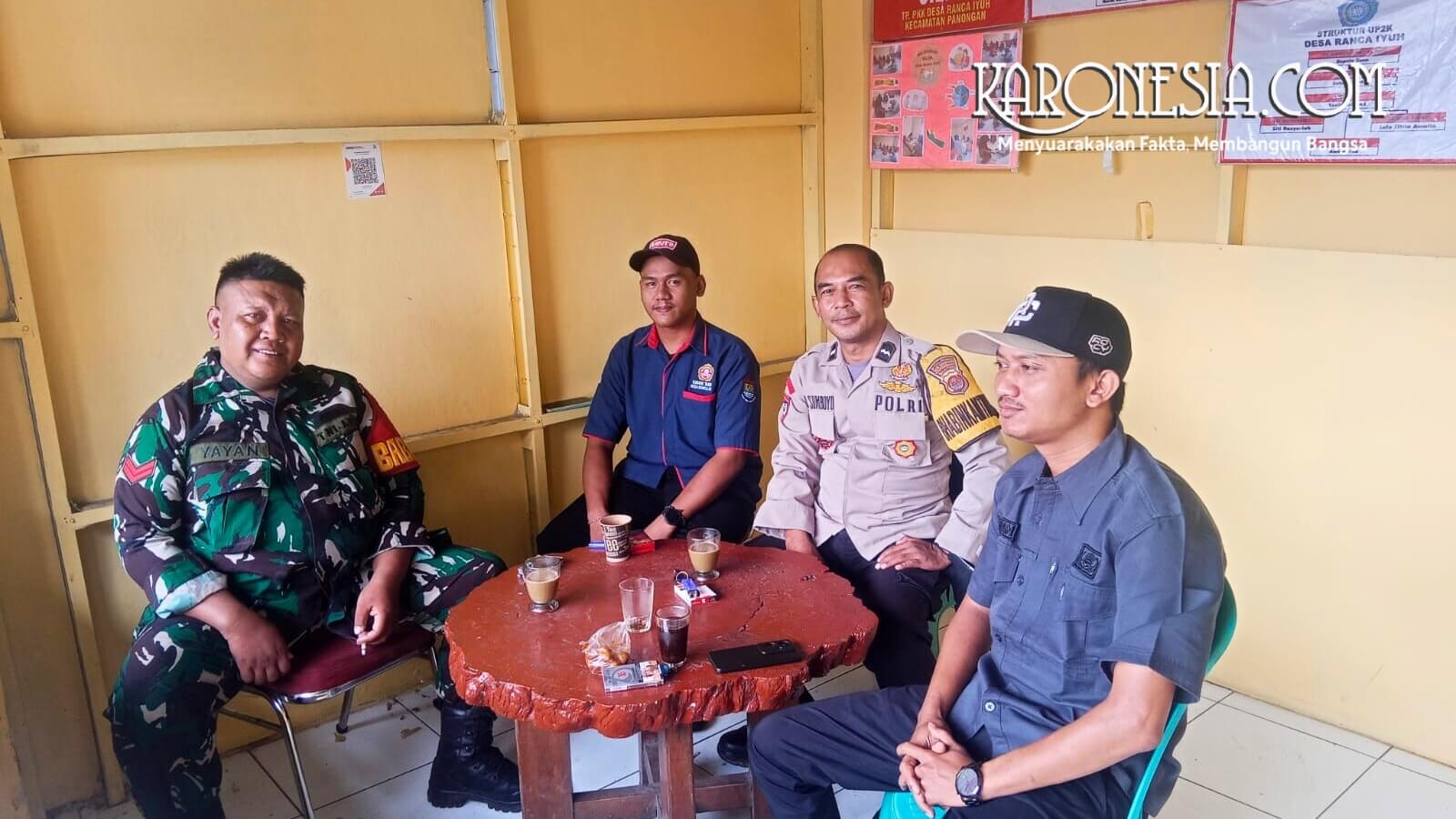 Babinsa Panongan berkomunikasi dengan warga Desa Ranca Iyuh
