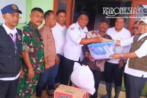 Bupati Tangerang meninjau banjir di Desa Lemo Teluknaga bersama Danramil