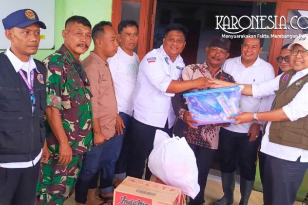 Bupati Tangerang meninjau banjir di Desa Lemo Teluknaga bersama Danramil