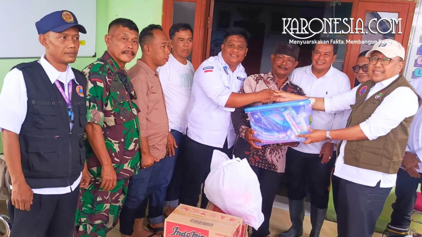 Bupati Tangerang meninjau banjir di Desa Lemo Teluknaga bersama Danramil