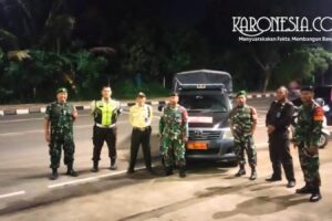 Babinsa melakukan patroli malam bersama Komduk di wilayah Tangerang