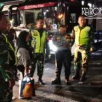 Danramil Mayor Inf Fatwanul pimpin patroli malam gabungan TNI dan Komcad di Teluk Pucung Bekasi untuk keamanan Kamtibmas.