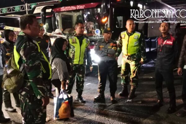 Danramil Mayor Inf Fatwanul pimpin patroli malam gabungan TNI dan Komcad di Teluk Pucung Bekasi untuk keamanan Kamtibmas.
