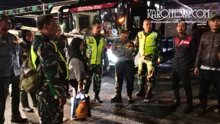 Danramil Mayor Inf Fatwanul pimpin patroli malam gabungan TNI dan Komcad di Teluk Pucung Bekasi untuk keamanan Kamtibmas.
