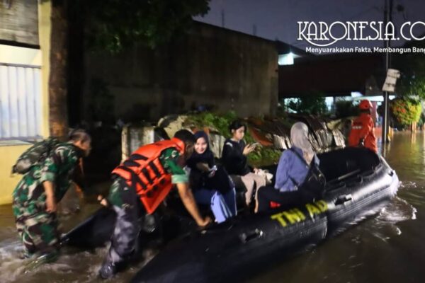 Personel Koramil 02 Mampang Prapatan dipimpin Mayor Inf Sugiyanto evakuasi warga korban banjir Pondok Karya menggunakan perahu karet LCR.