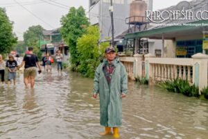 Babinsa Koramil 04/Ciledug monitoring banjir di Ciledug Indah 1 Tangerang.