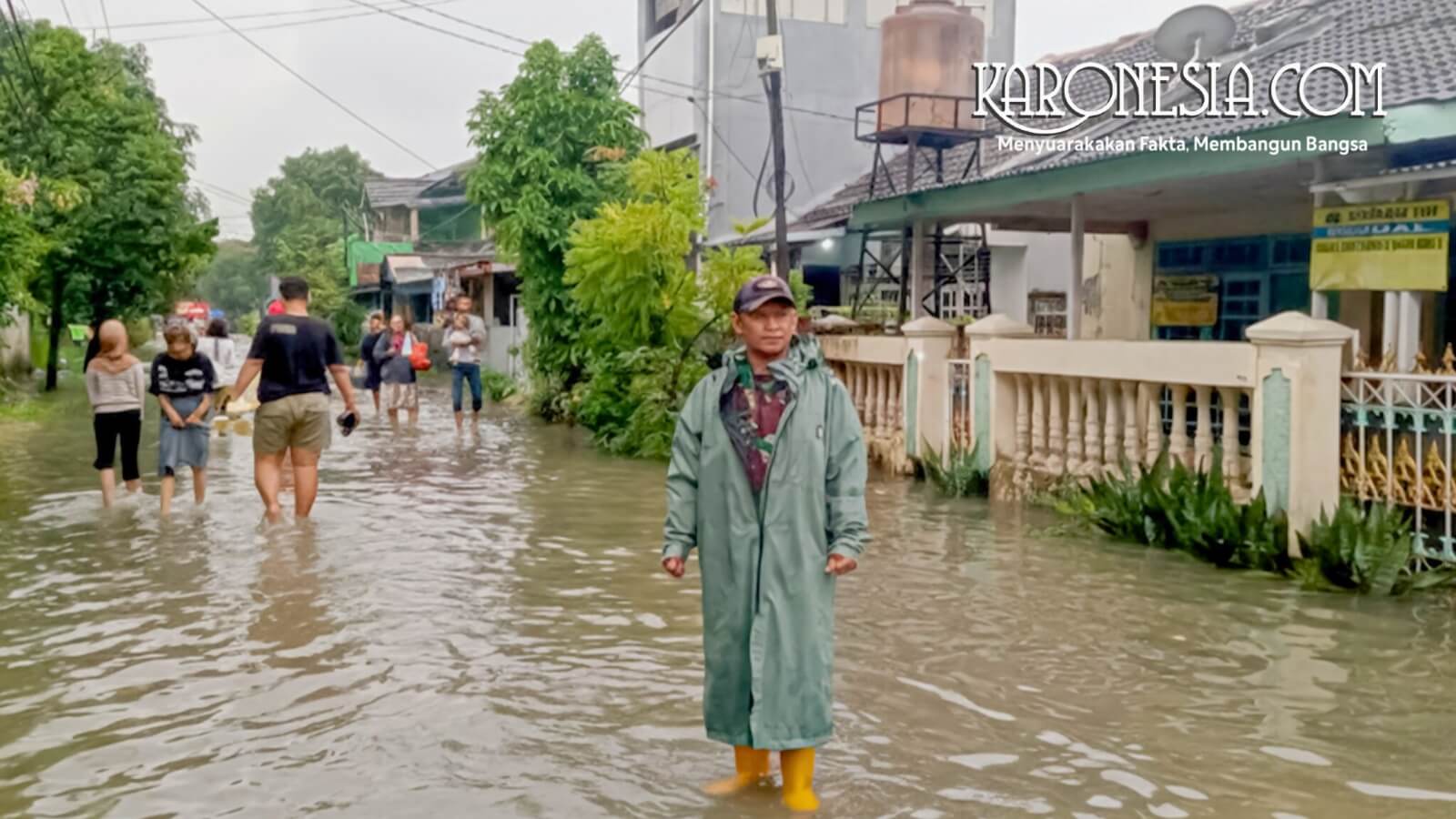 Babinsa Koramil 04/Ciledug monitoring banjir di Ciledug Indah 1 Tangerang.