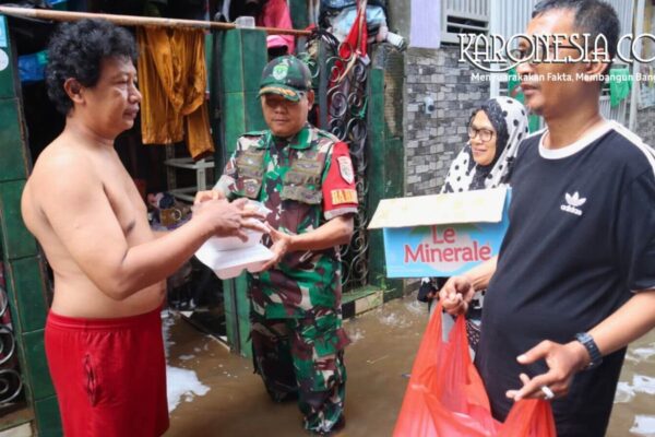 Babinsa Koramil 05 Kebayoran Baru memberikan bantuan makanan kepada warga korban banjir Petogogan Jakarta Selatan.