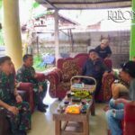 Babinsa Koramil 14/Panongan melaksanakan Komsos dengan warga Desa Ranca Kalapa untuk menjaga keamanan lingkungan.