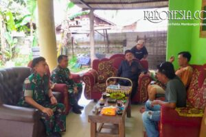 Babinsa Koramil 14/Panongan melaksanakan Komsos dengan warga Desa Ranca Kalapa untuk menjaga keamanan lingkungan.