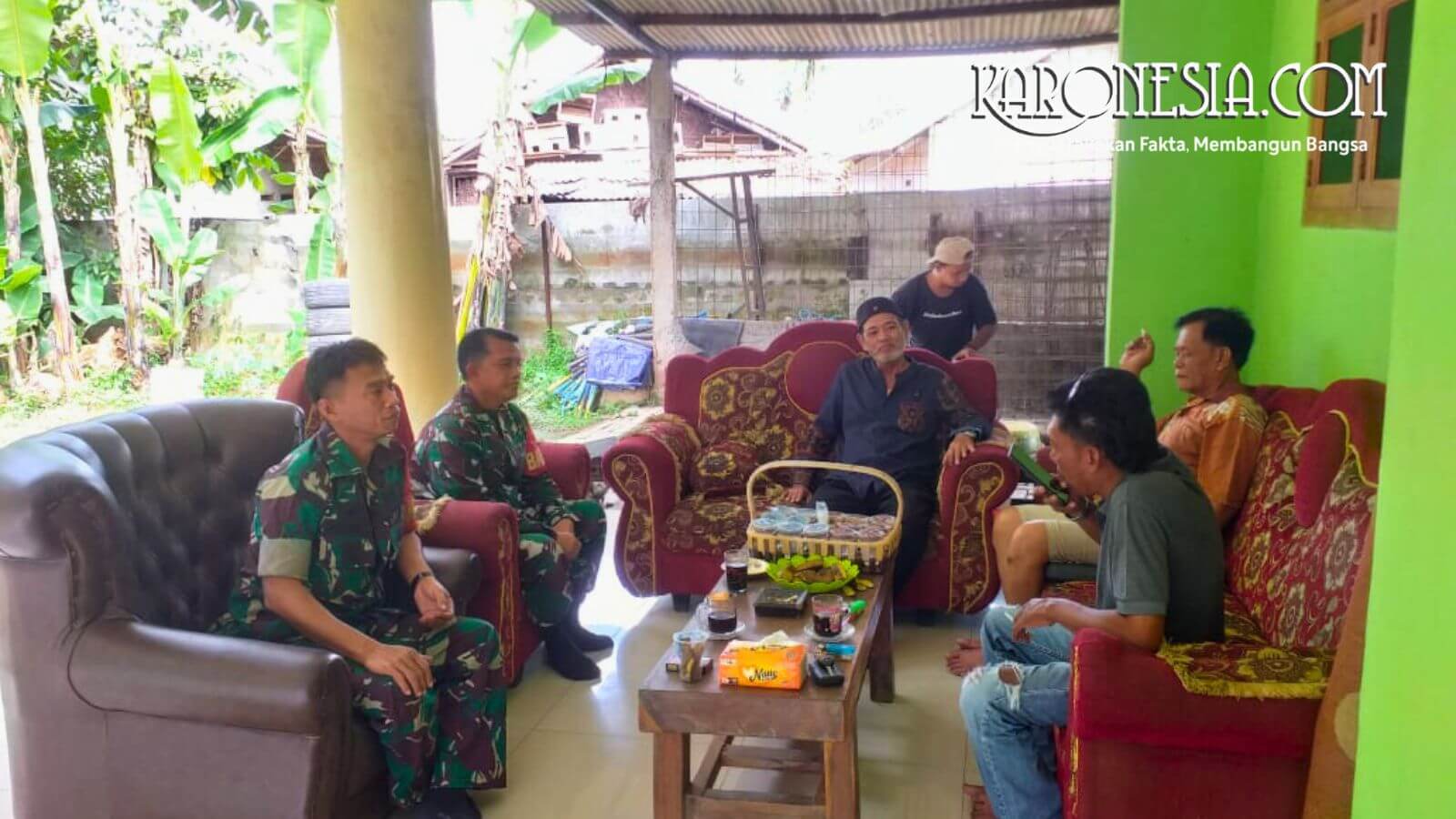 Babinsa Koramil 14/Panongan melaksanakan Komsos dengan warga Desa Ranca Kalapa untuk menjaga keamanan lingkungan.