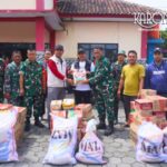 Personel Koramil 07/Kresek menyalurkan paket sembako kepada warga korban banjir di Kecamatan Kresek, Tangerang.
