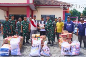 Personel Koramil 07/Kresek menyalurkan paket sembako kepada warga korban banjir di Kecamatan Kresek, Tangerang.