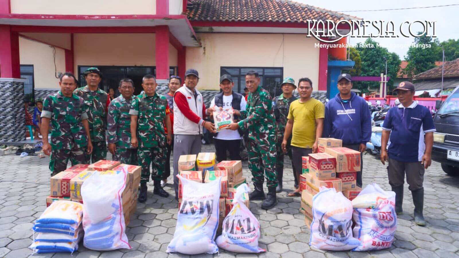 Personel Koramil 07/Kresek menyalurkan paket sembako kepada warga korban banjir di Kecamatan Kresek, Tangerang.