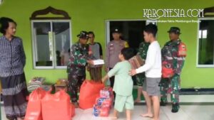 Personel TNI menyalurkan bantuan makanan siap saji kepada warga terdampak banjir di Sepatan Tangerang.