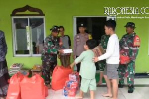 Personel TNI menyalurkan bantuan makanan siap saji kepada warga terdampak banjir di Sepatan Tangerang.