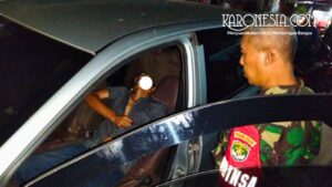 Personil Babinsa Koramil 07/Pondok Aren, Kodim 0506/ Tangerang memantau evakuasi jenazah dalam mobil di Pondok Aren.