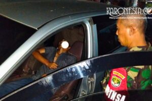 Personil Babinsa Koramil 07/Pondok Aren, Kodim 0506/ Tangerang memantau evakuasi jenazah dalam mobil di Pondok Aren.