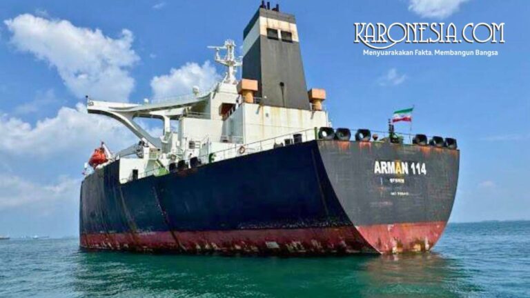 Kapal Tanker MT Arman 114 berwarna hitam dan merah tampak mengapung di perairan tenang di bawah langit biru