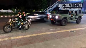 Personel Kodim 0506/Tangerang patroli malam menggunakan kendaraan Maung dan motor.