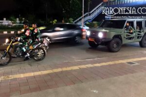 Personel Kodim 0506/Tangerang patroli malam menggunakan kendaraan Maung dan motor.
