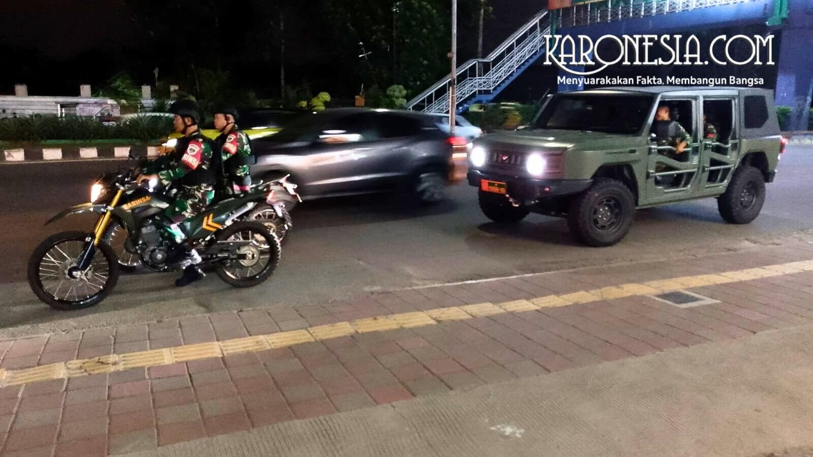 Personel Kodim 0506/Tangerang patroli malam menggunakan kendaraan Maung dan motor.
