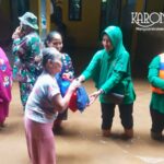Anggota Persit Kodim 0505/JT memberikan bantuan paket sembako kepada warga korban banjir di Kampung Melayu.
