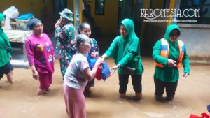 Anggota Persit Kodim 0505/JT memberikan bantuan paket sembako kepada warga korban banjir di Kampung Melayu.