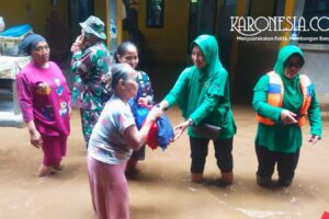 Anggota Persit Kodim 0505/JT memberikan bantuan paket sembako kepada warga korban banjir di Kampung Melayu.