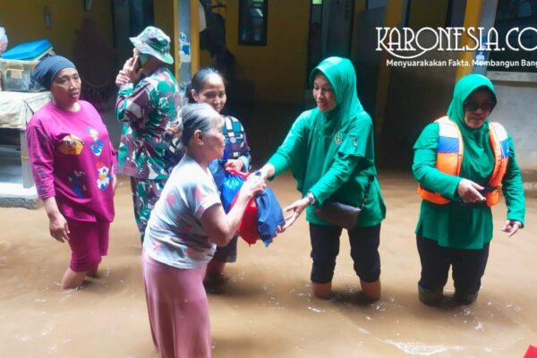 Anggota Persit Kodim 0505/JT memberikan bantuan paket sembako kepada warga korban banjir di Kampung Melayu.