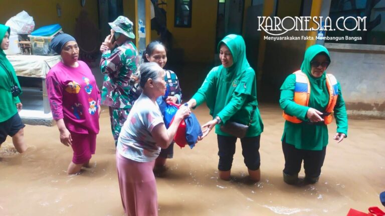 Anggota Persit Kodim 0505/JT memberikan bantuan paket sembako kepada warga korban banjir di Kampung Melayu.