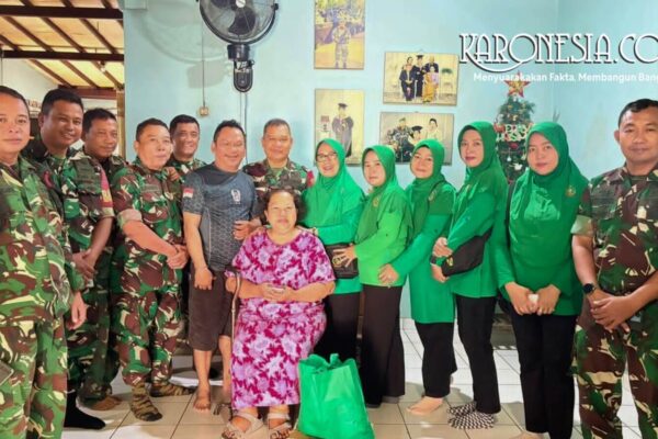 Danramil 05 Bantar Gebang Mayor Inf Suranto dan Persit berfoto bersama keluarga anggota TNI di dalam rumah pasca banjir.