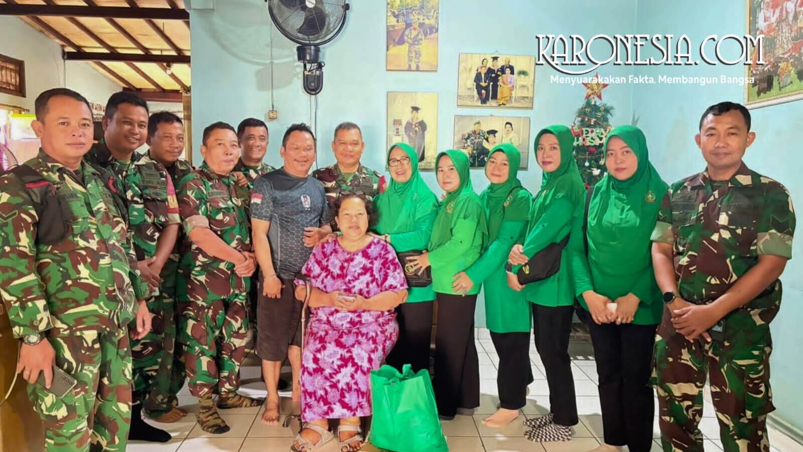 Danramil 05 Bantar Gebang Mayor Inf Suranto dan Persit berfoto bersama keluarga anggota TNI di dalam rumah pasca banjir.