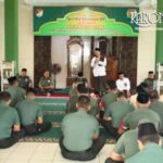 Dandim 0506/Tangerang bersama prajurit mengikuti peringatan Isra Mi’raj di Masjid Al-Hadi.