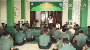Dandim 0506/Tangerang bersama prajurit mengikuti peringatan Isra Mi’raj di Masjid Al-Hadi.