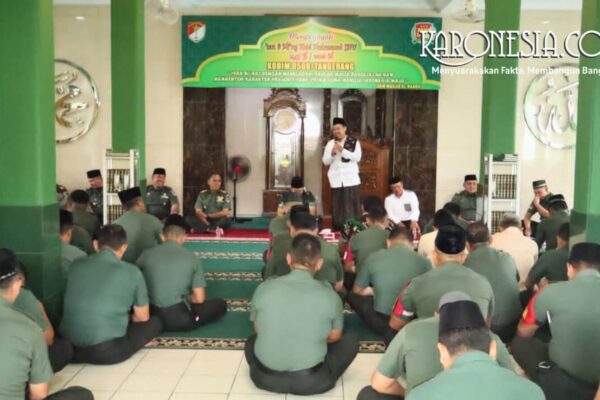 Dandim 0506/Tangerang bersama prajurit mengikuti peringatan Isra Mi’raj di Masjid Al-Hadi.