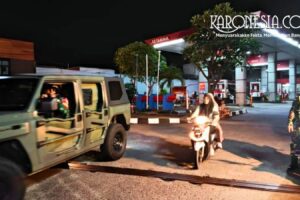 Personel Koramil 02/Pondok Gede melakukan patroli keamanan menggunakan kendaraan taktis Maung di Bekasi.