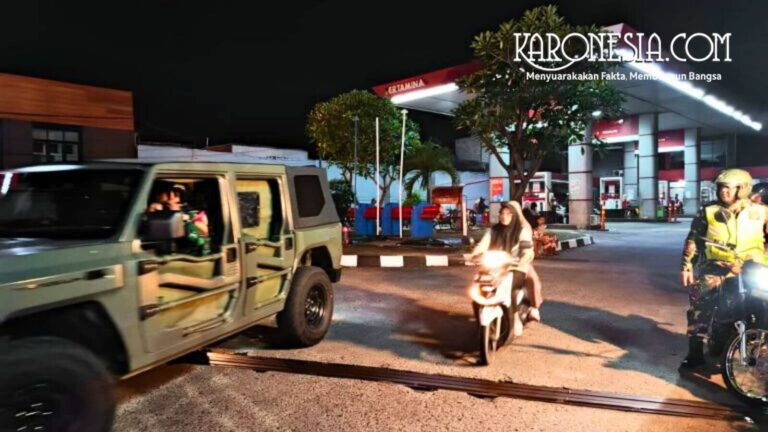 Personel Koramil 02/Pondok Gede melakukan patroli keamanan menggunakan kendaraan taktis Maung di Bekasi.