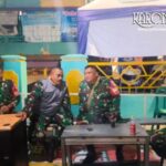 Personel Kodim 0506/Tgr bersama warga melakukan patroli siskamling di Tangerang.