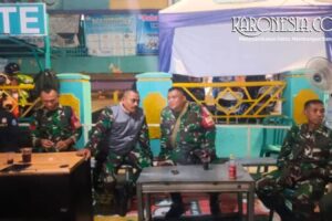 Personel Kodim 0506/Tgr bersama warga melakukan patroli siskamling di Tangerang.
