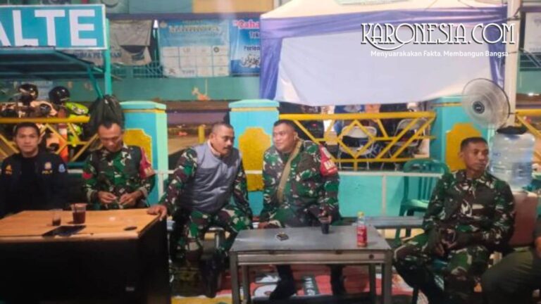 Personel Kodim 0506/Tgr bersama warga melakukan patroli siskamling di Tangerang.